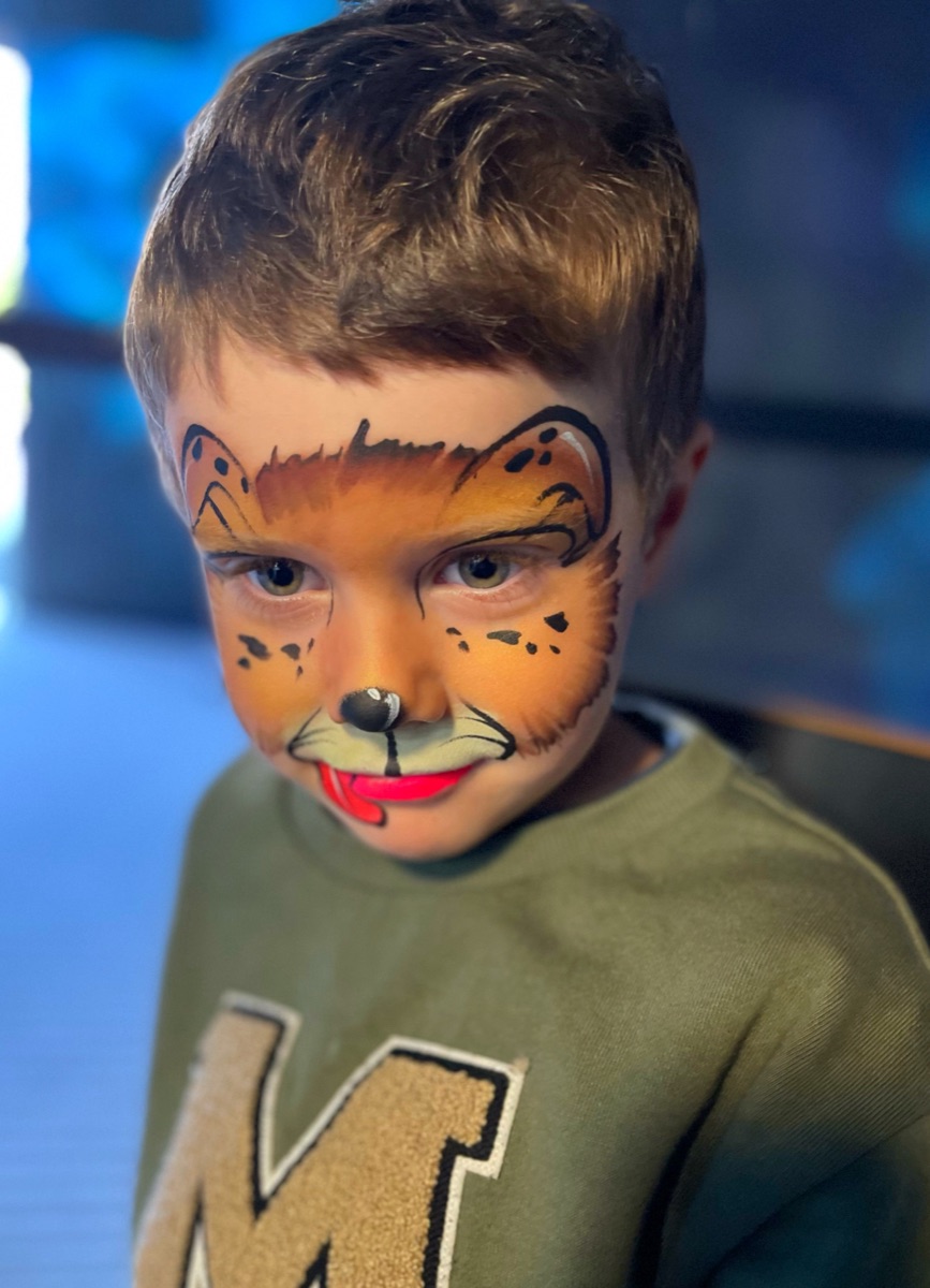 Realistic fox full-face