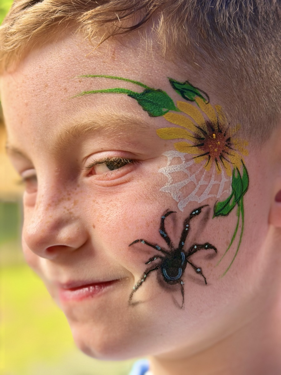 Realistic spider with sunflower